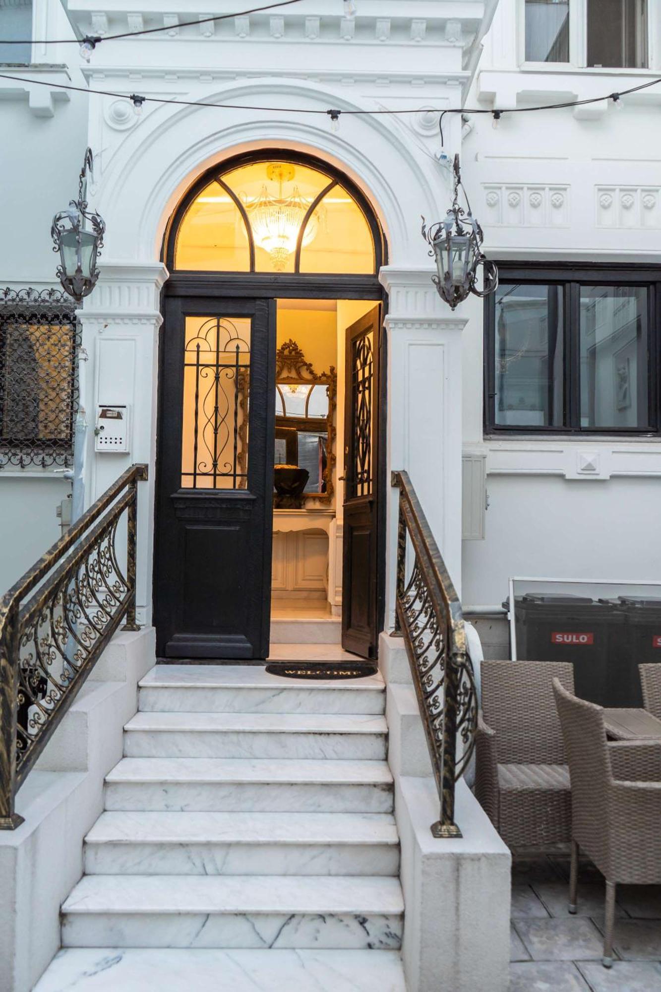 Conacul Coroanei Luxury Boutique Hotel Bucharest Exterior photo